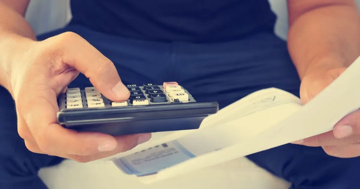 veteran on calculator looking up military pay and income